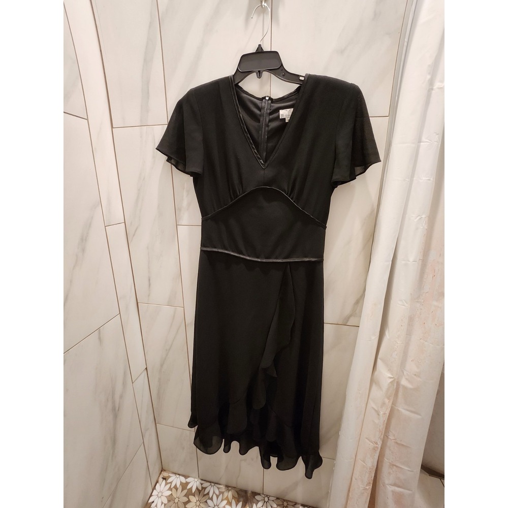 Dress Bar,Size 8 Womens Dress,Short Sleeve,Black V Neck, Flutter W/Godets Bottom